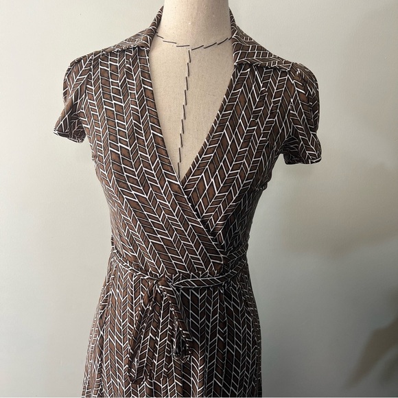 BCBGMaxAzria Wrap Midi Dress size XS cap pleated sleeves chevron modern print - Picture 2 of 10